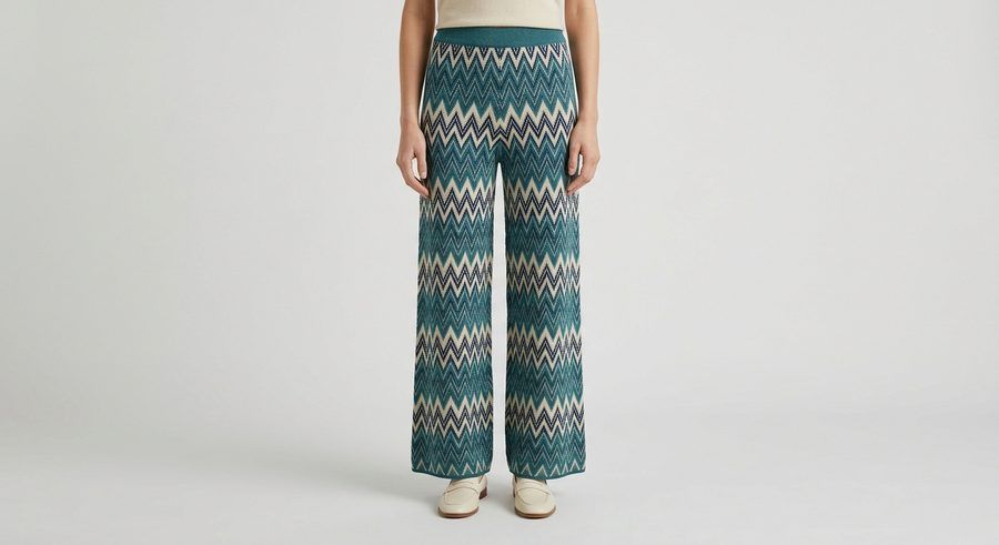 Pantalón ancho de punto con dibujo en zigzag en una foto de tienda online