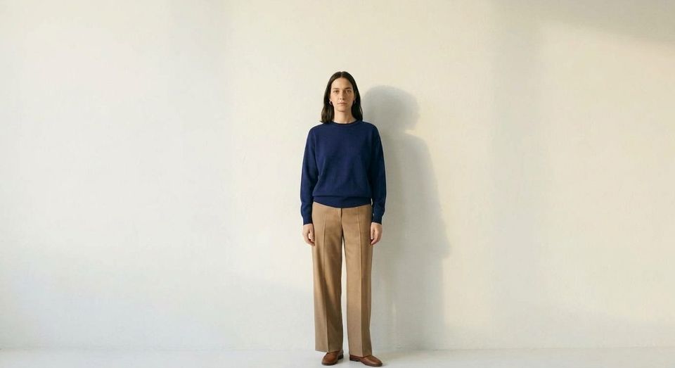Sesión de fotos: la modelo de frente con el jersey marino
